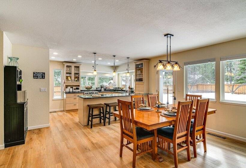 Serene Nevada Retreat W/ Deck, Grill & Hot Tub!