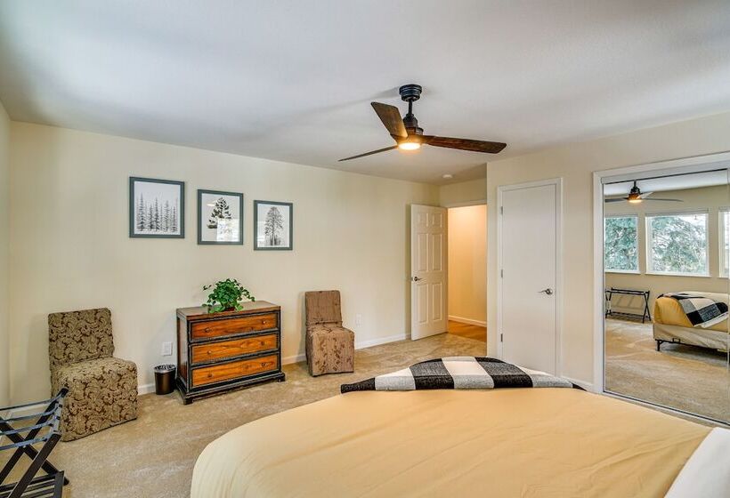 Serene Nevada Retreat W/ Deck, Grill & Hot Tub!