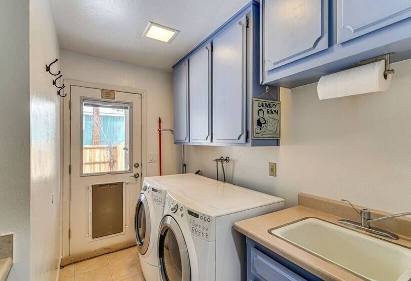 Serene Nevada Retreat W/ Deck, Grill & Hot Tub!