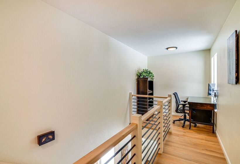 Serene Nevada Retreat W/ Deck, Grill & Hot Tub!