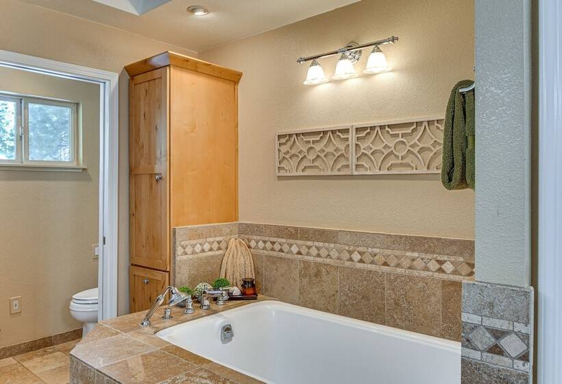 Serene Nevada Retreat W/ Deck, Grill & Hot Tub!