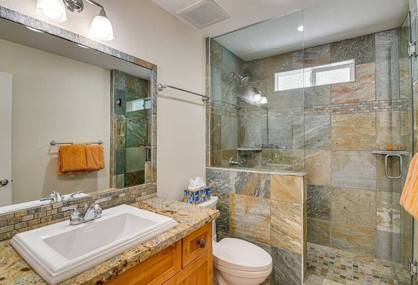 Serene Nevada Retreat W/ Deck, Grill & Hot Tub!