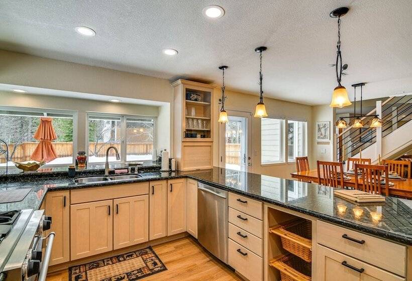 Serene Nevada Retreat W/ Deck, Grill & Hot Tub!