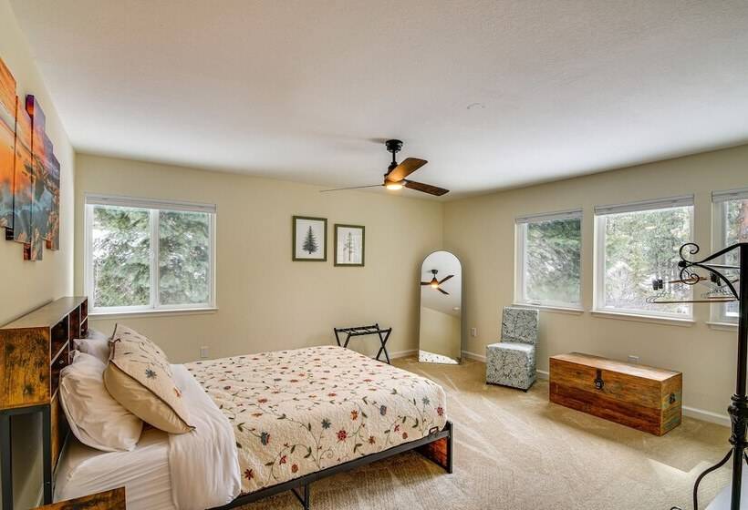 Serene Nevada Retreat W/ Deck, Grill & Hot Tub!