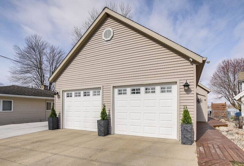 Shelbyville Lakefront Home W/ Furnished Patio!