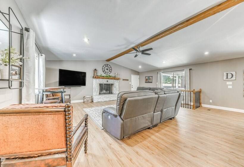 Alto Retreat W/ Wraparound Deck & Game Room!