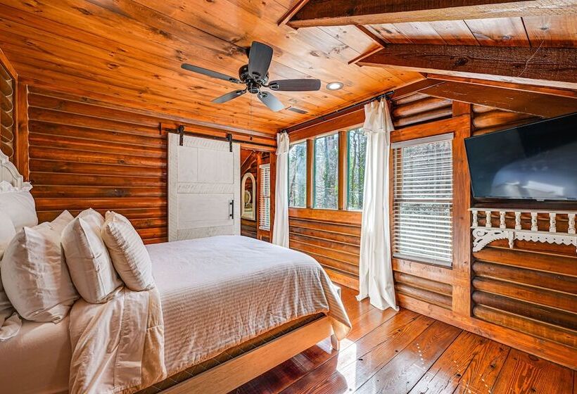 Stunning Georgia Cabin W/ Private Hot Tub & Views