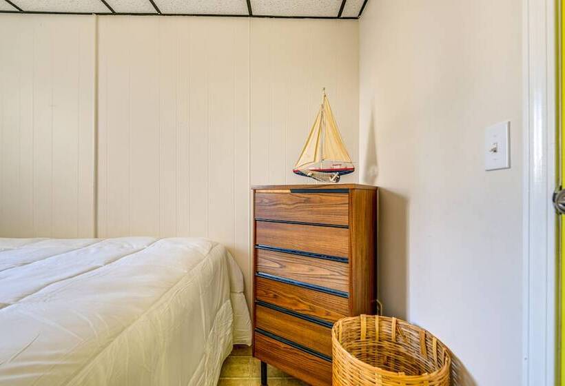 Sunset Bay Cottage: Walk To Lake Erie & Beach!