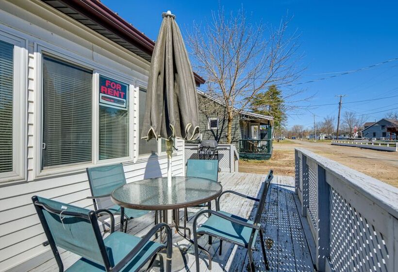 Sunset Bay Cottage: Walk To Lake Erie & Beach!