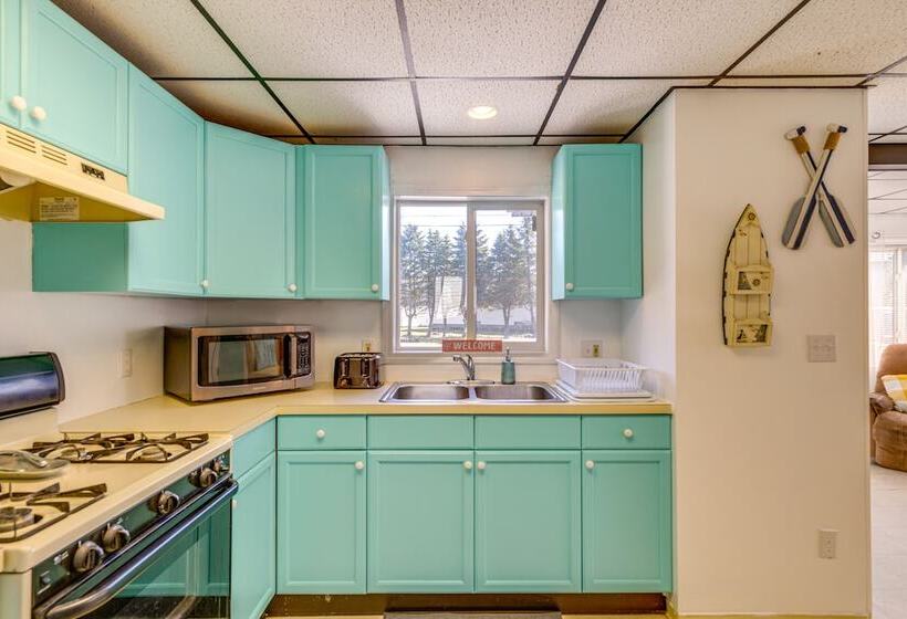 Sunset Bay Cottage: Walk To Lake Erie & Beach!