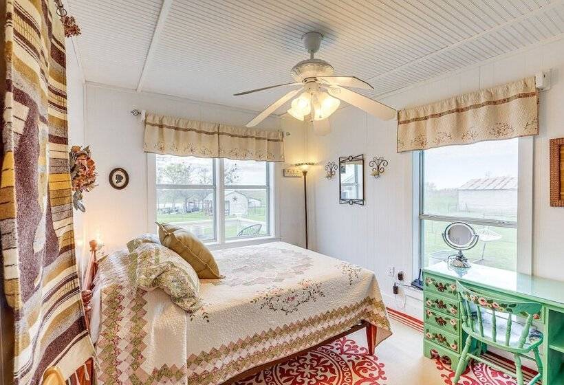 14 Acres W/ Pond Access: Farmhouse In Temple!