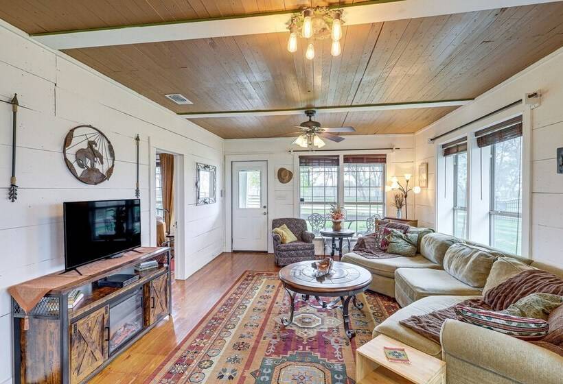 14 Acres W/ Pond Access: Farmhouse In Temple!