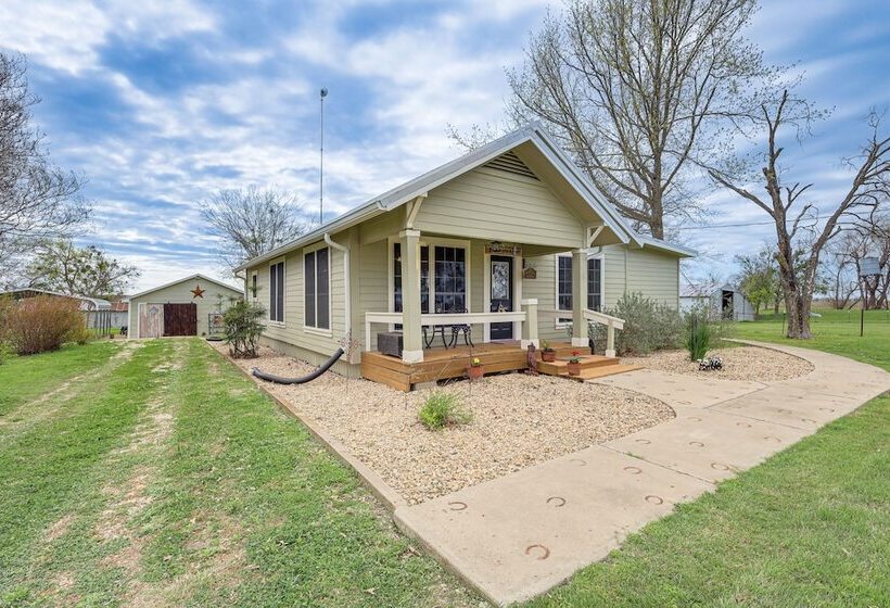 14 Acres W/ Pond Access: Farmhouse In Temple!