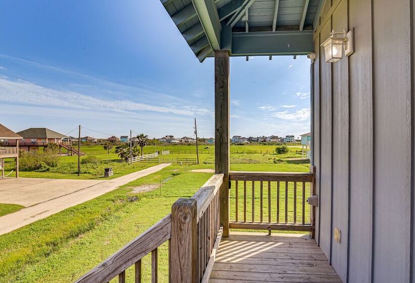 Texas Gulf Coast Home: Walk To Bolivar Beach!