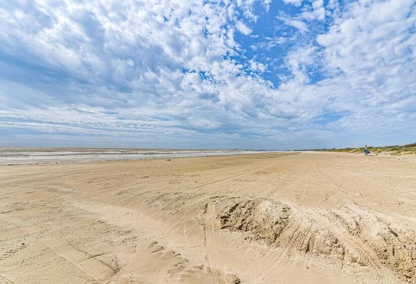 Texas Gulf Coast Home: Walk To Bolivar Beach!