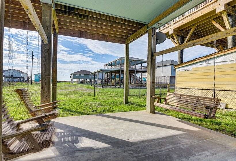 Texas Gulf Coast Home: Walk To Bolivar Beach!