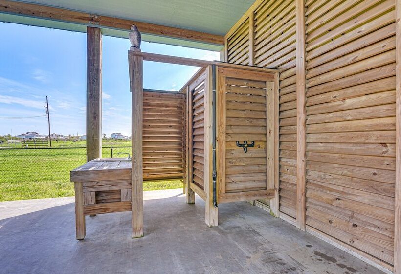 Texas Gulf Coast Home: Walk To Bolivar Beach!