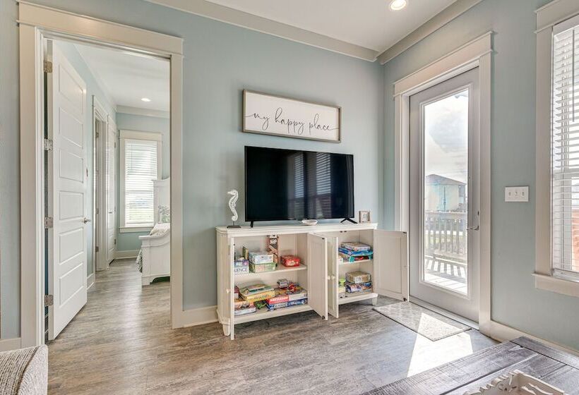 Texas Gulf Coast Home: Walk To Bolivar Beach!