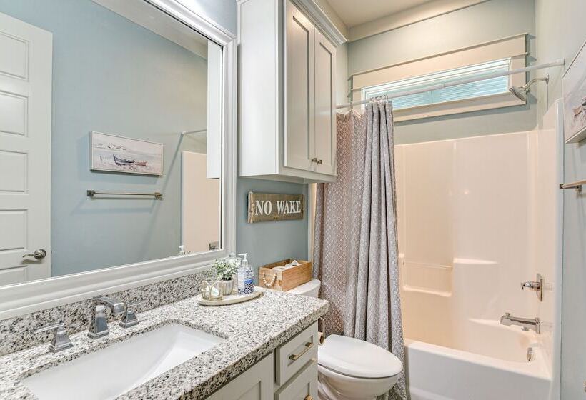 Texas Gulf Coast Home: Walk To Bolivar Beach!