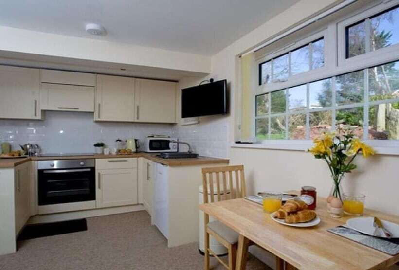 Thatched Cottage Annex In Stokeinteignhead