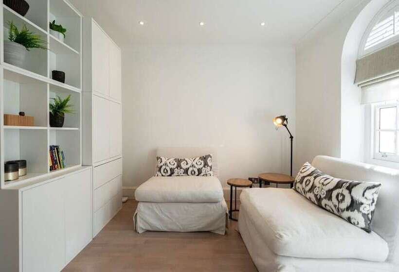 The Chelsea Place   Lovely 4bdr House With Terrace