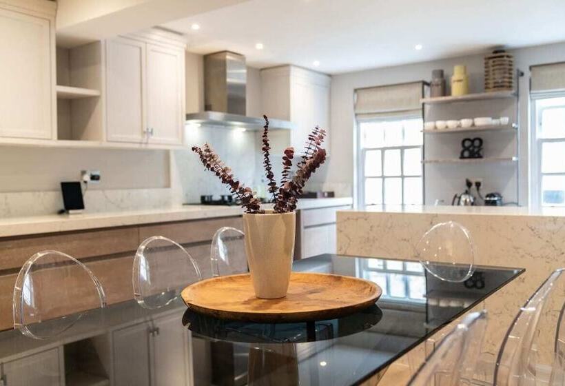 The Chelsea Place Lovely 4bdr House With Terrace