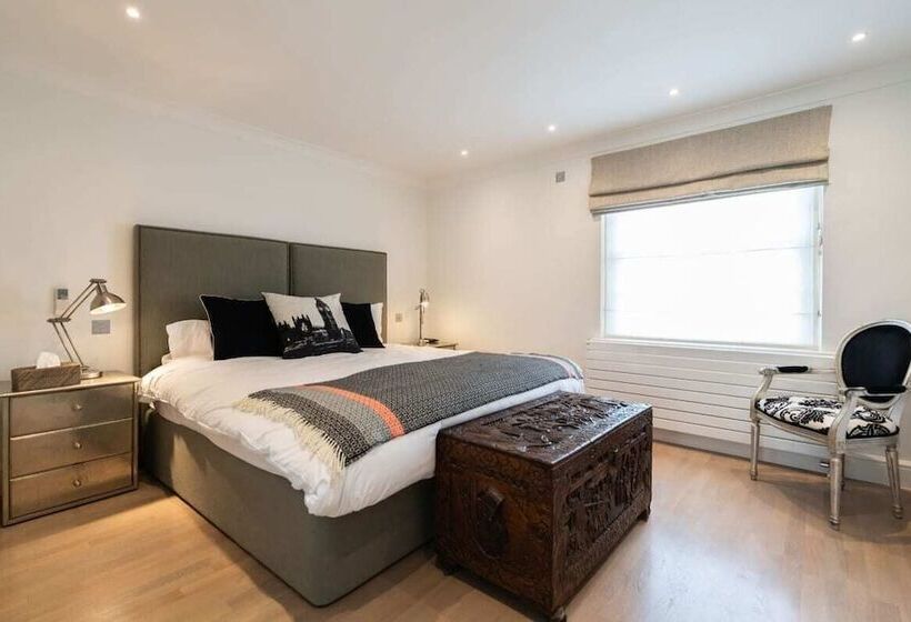 The Chelsea Place   Lovely 4bdr House With Terrace