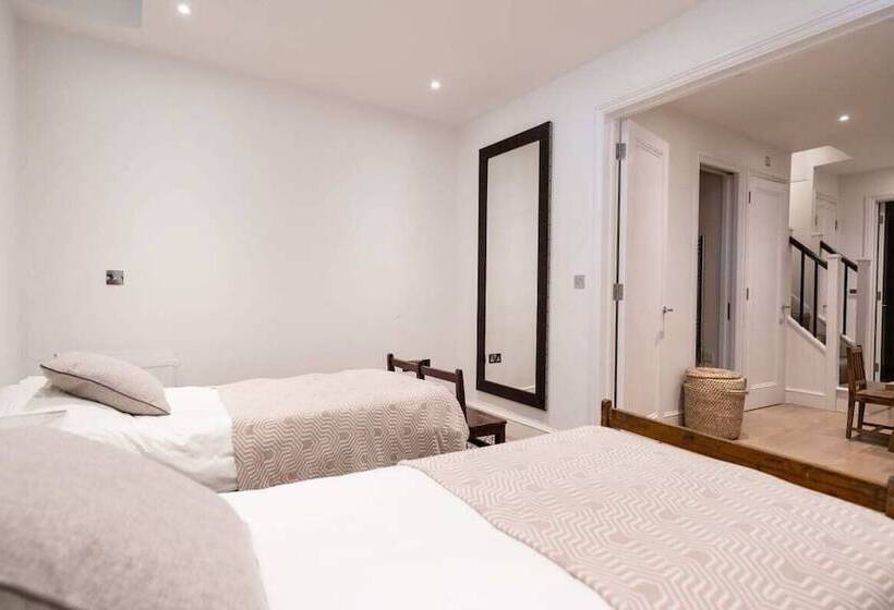 The Chelsea Place Lovely 4bdr House With Terrace