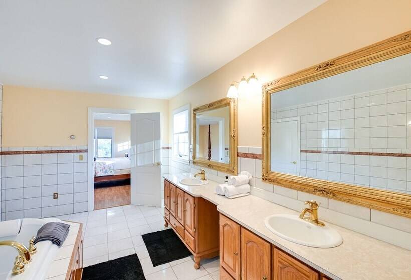 Mount Desert Escape: 4 Mi To Acadia National Park