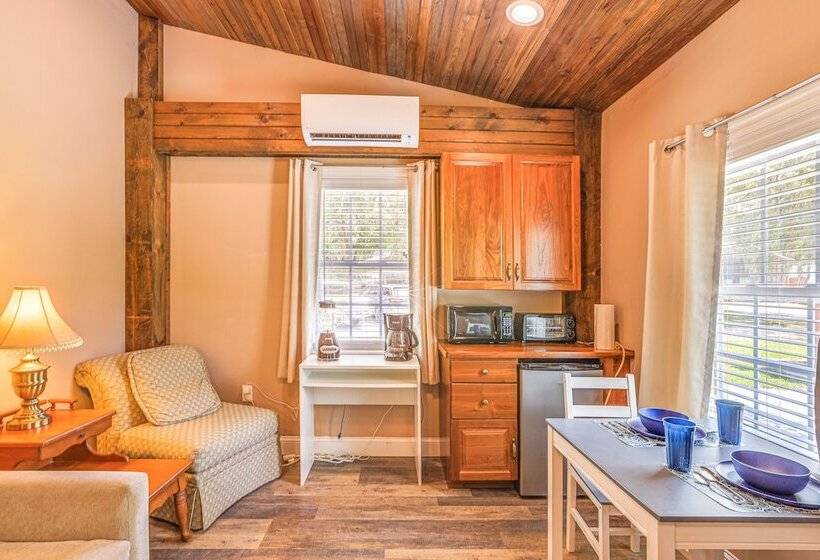 Tranquil Suite W/ Porch < 2 Mi To Cedar Lakes!