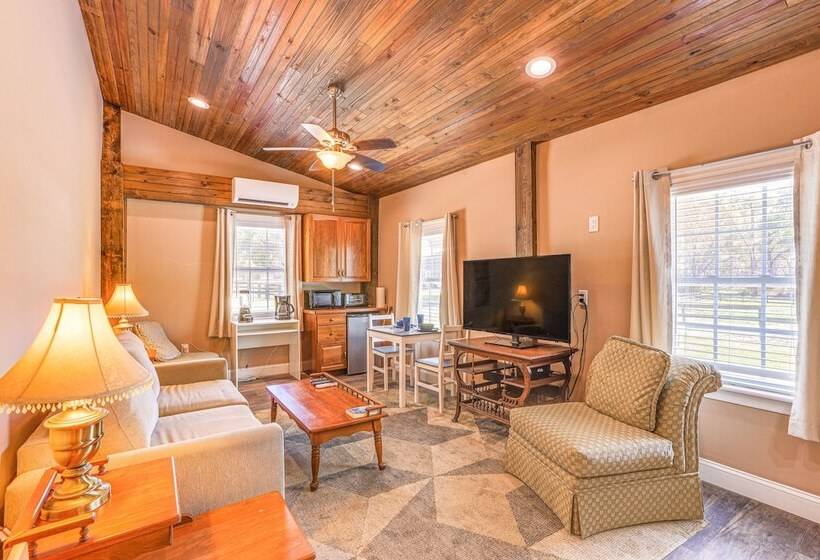 Tranquil Suite W/ Porch < 2 Mi To Cedar Lakes!