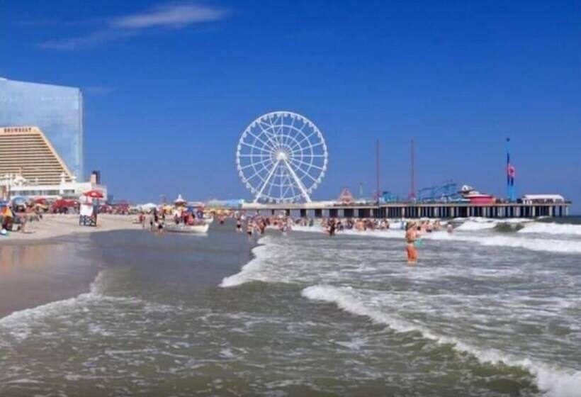 Two Separate Spacious Cozysuites On The Boardwalk