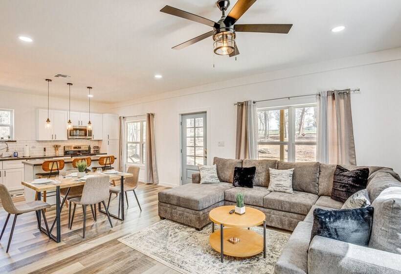 Winnsboro Barndominium W/ Fire Pit & Large Deck!