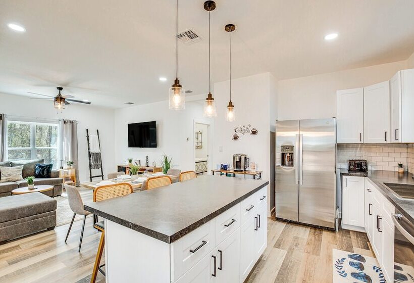 Winnsboro Barndominium W/ Fire Pit & Large Deck!