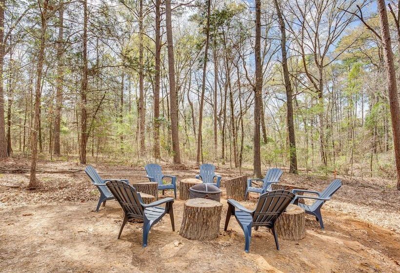 Winnsboro Barndominium W/ Fire Pit & Large Deck!