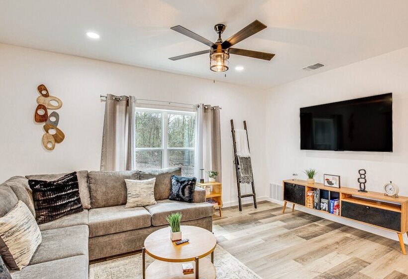 Winnsboro Barndominium W/ Fire Pit & Large Deck!