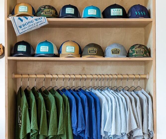 Wrong Way River Lodge & Cabins