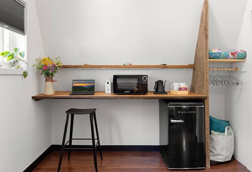 Wrong Way River Lodge & Cabins