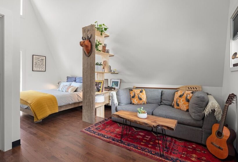 Wrong Way River Lodge & Cabins