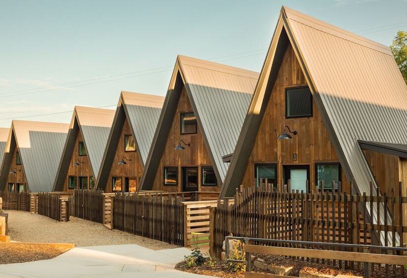 Wrong Way River Lodge & Cabins