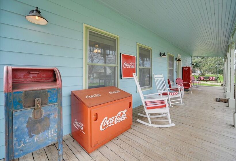 Retro Retreat In Llano W/ Screened Porch!