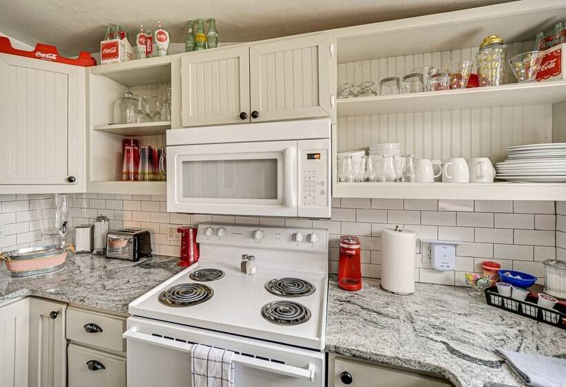 Retro Retreat In Llano W/ Screened Porch!