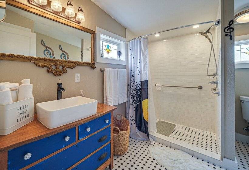 Retro Retreat In Llano W/ Screened Porch!