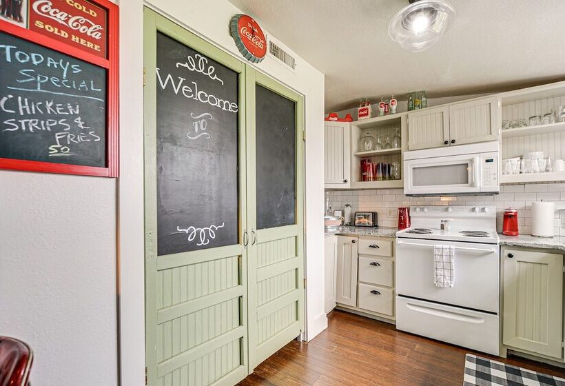 Retro Retreat In Llano W/ Screened Porch!