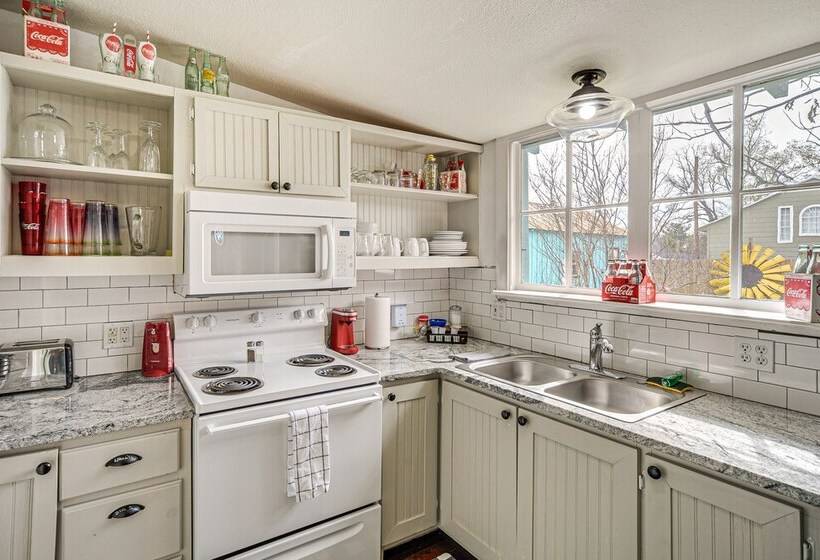 Retro Retreat In Llano W/ Screened Porch!