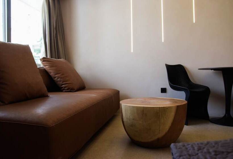 99 Adrianou Apartments