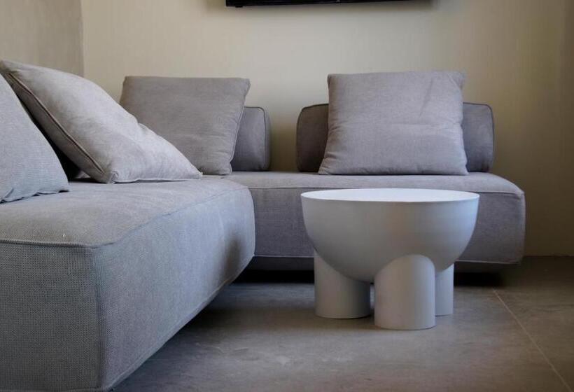 99 Adrianou Apartments