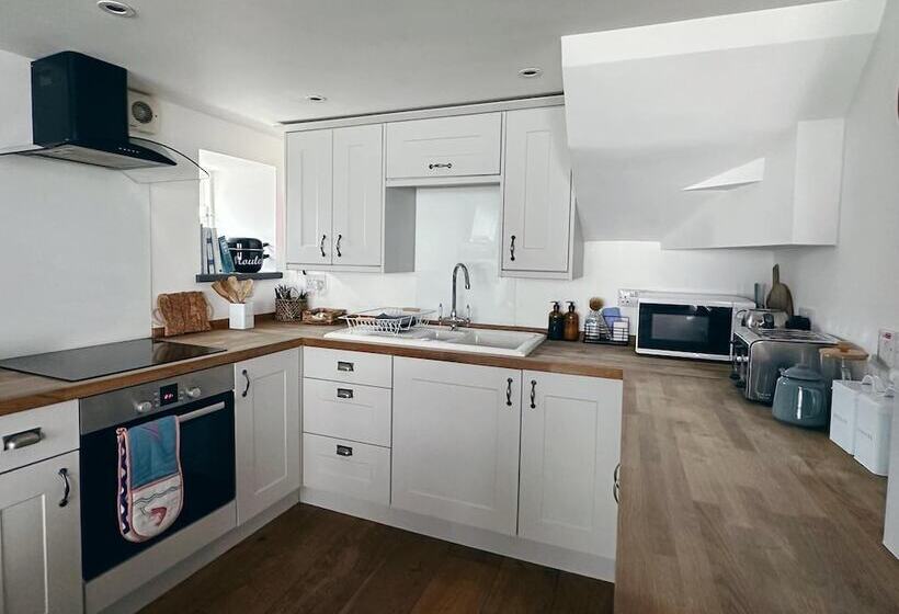 Beautiful 3 Bed Cottage With Stunning Sea Views