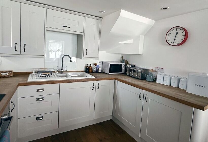 Beautiful 3 Bed Cottage With Stunning Sea Views