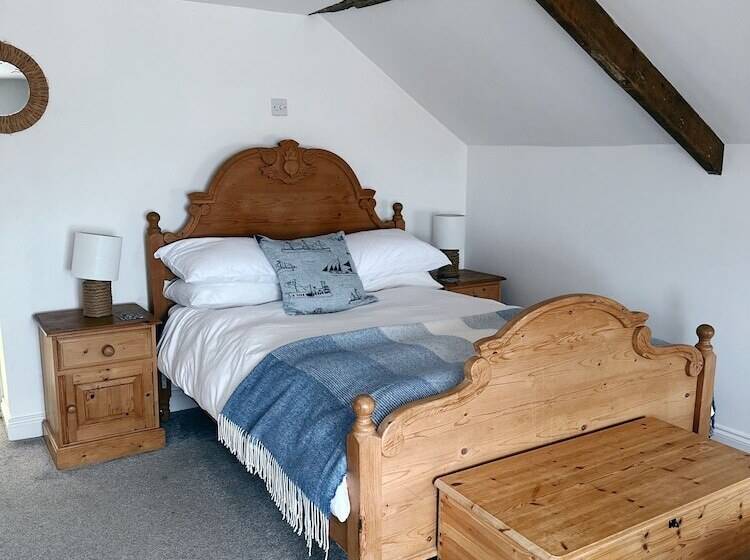 Beautiful 3 Bed Cottage With Stunning Sea Views